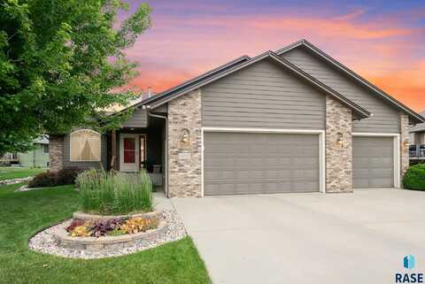 4912 E 42nd St, Sioux Falls, SD 57110