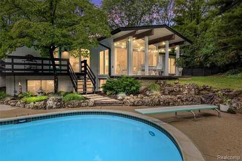6895 Cedarbrook Drive, Bloomfield Hills, MI 48301