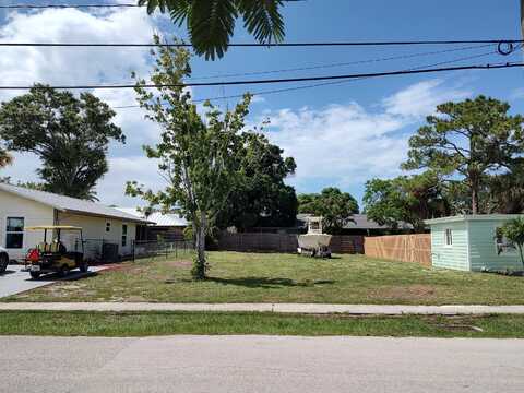 667 NE Alice Street, Jensen Beach, FL 34957