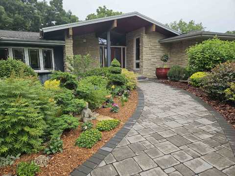 1 Sandy Oak Drive, Viroqua, WI 54665
