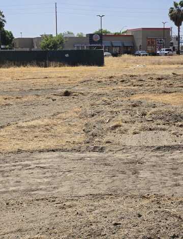 645 E Bardsley Avenue, Tulare, CA 93274