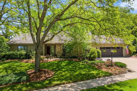 807 Knollwood Ct, Waukesha, WI 53188