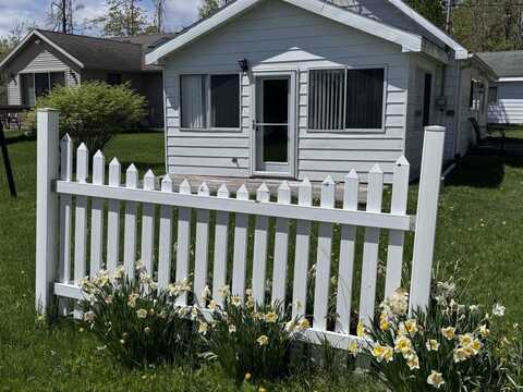 17131 Paradise Cove Road, Alpena, MI 49707