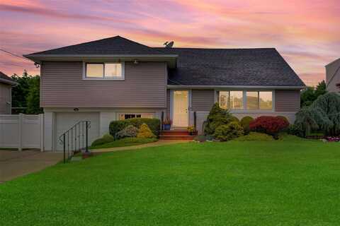 318 W Cortland Avenue, Oceanside, NY 11572