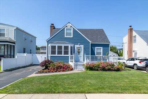 209 Venetian Boulevard, Lindenhurst, NY 11757