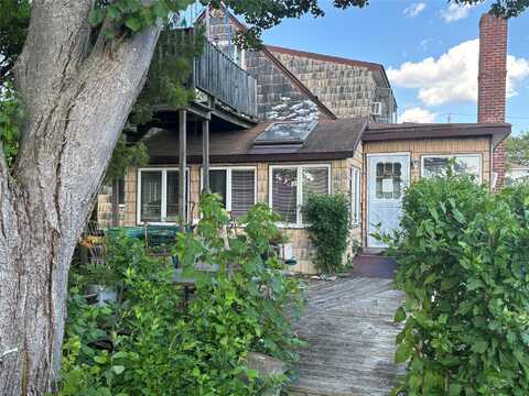 139 Clocks Boulevard, Massapequa, NY 11758
