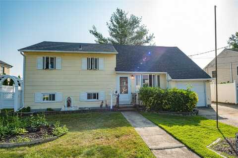 1037 N Niagara Avenue, Lindenhurst, NY 11757