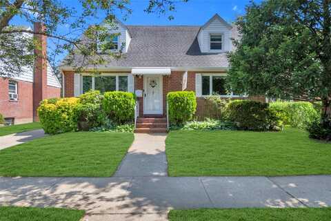26612 82nd Avenue, Floral Park, NY 11004