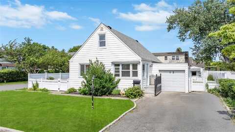 12 Schiller Street, Hicksville, NY 11801