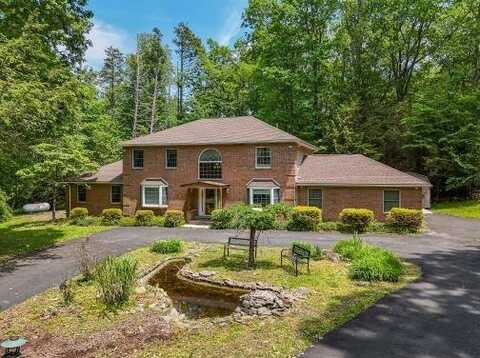 3043 Hemlock Rd, Stroudsburg, PA 18360
