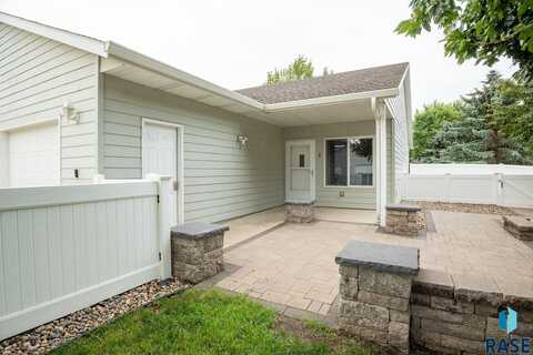 703 N Mundt Ave, Hartford, SD 57033