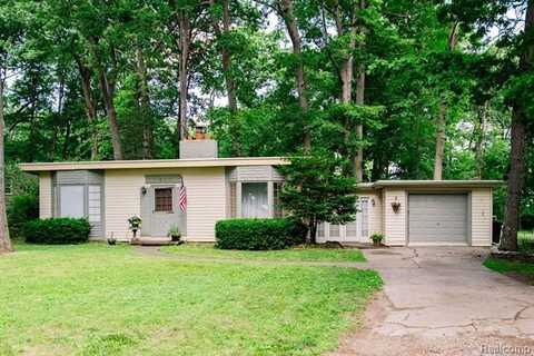 8494 Edgewood Park Dr., Commerce Township, MI 48382