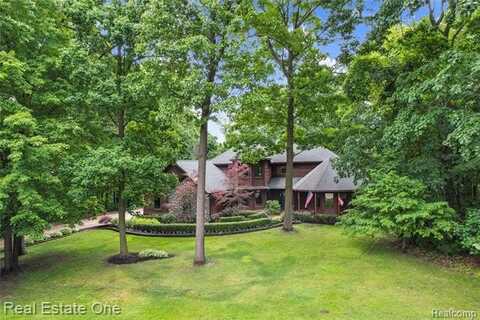2300 Canyon Ridge Drive, White Lake, MI 48383
