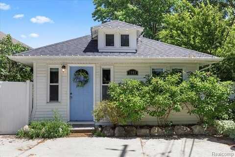 1865 Cass Lake Front Road, Keego Harbor, MI 48320