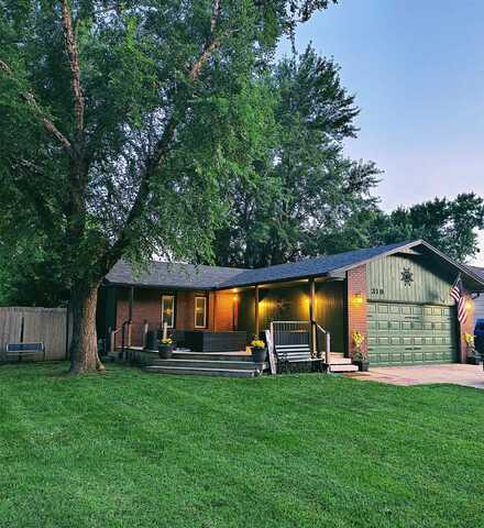 319 Sandalwood Dr, Haysville, KS 67060