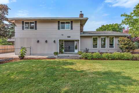 2736 Lone Pine Road, Medford, OR 97504