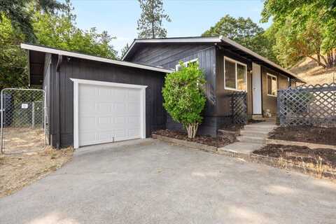 925 6th Avenue, Gold Hill, OR 97525