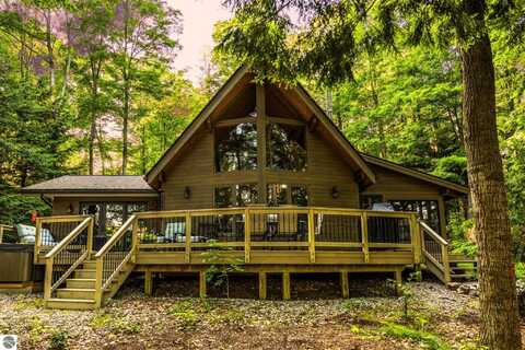 19545 Woodland Trail, Traverse City, MI 49684