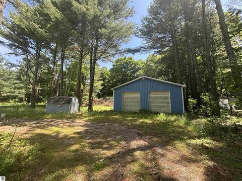 8279 Cherry Avenue, Rapid City, MI 49676
