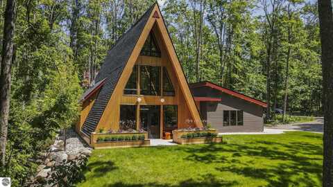 5277 Tyrol Lane, Harbor Springs, MI 49740