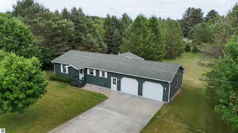108 Maplebrooke Lane, Cadillac, MI 49601