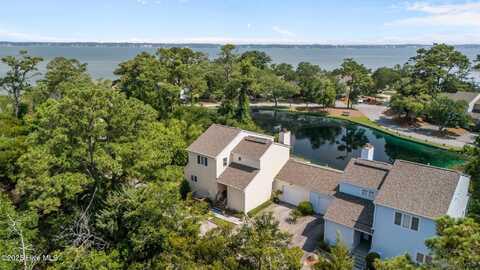 300 Mcginnis Drive, Pine Knoll Shores, NC 28512