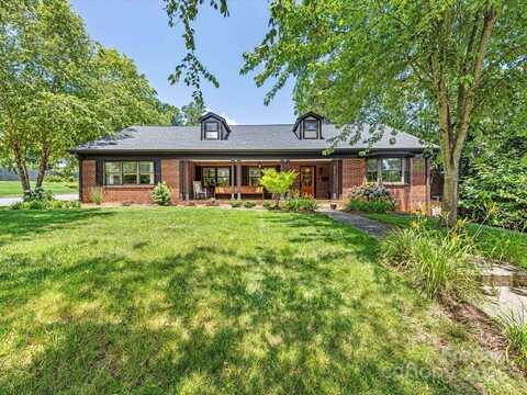 112 8th Avenue NW, Hickory, NC 28601
