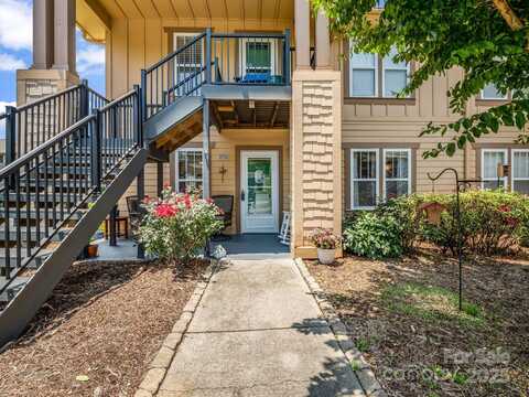 1901 Deermouse Way, Hendersonville, NC 28792