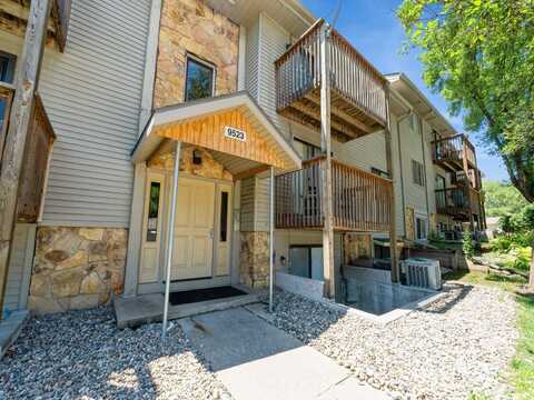 9523 University Avenue unit: 3, Clive, IA 50325