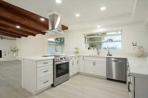 5610 Arthur Avenue N, Fresno, CA 93711
