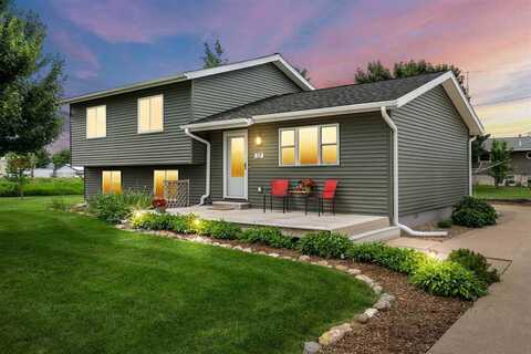 52 Thompson Dr, Palo, IA 52324