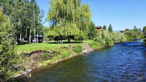 900 Little Wood Reservoir Rd, Carey, ID 83320