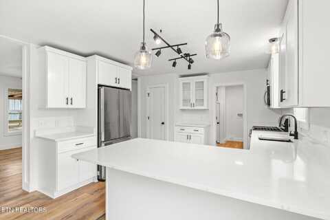 721 Siluria St, Harriman, TN 37748