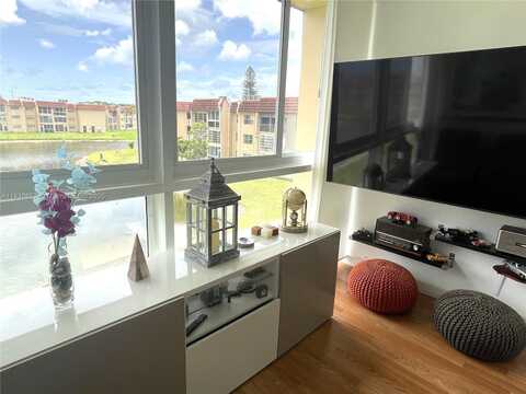 8951 Sunrise Lakes Blvd, Sunrise, FL 33322