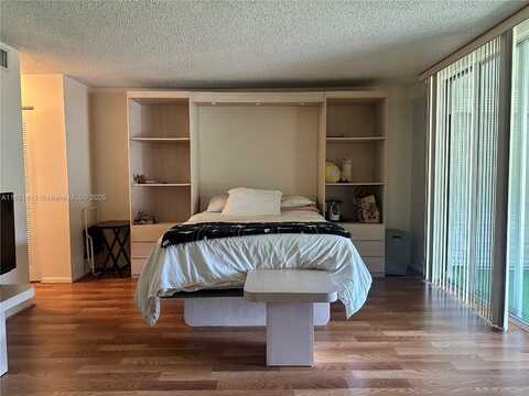 447 NE 195th St, Miami, FL 33179