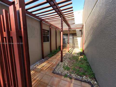 1091 N Hiatus Rd, Pembroke Pines, FL 33026
