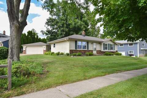 1520 Riverdale Dr, Oconomowoc, WI 53066