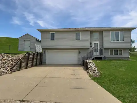 1312 7th St, Minot, ND 58703
