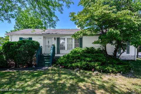 8 Snow Chief Court, Howell, NJ 07731