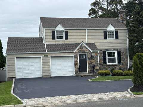 666 S Wellwood Avenue, Lindenhurst, NY 11757