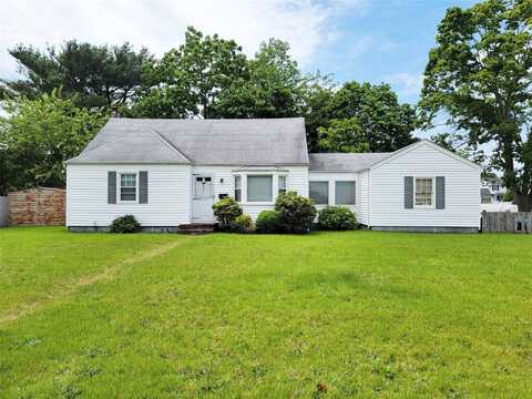 392 3rd Avenue, Bayport, NY 11705