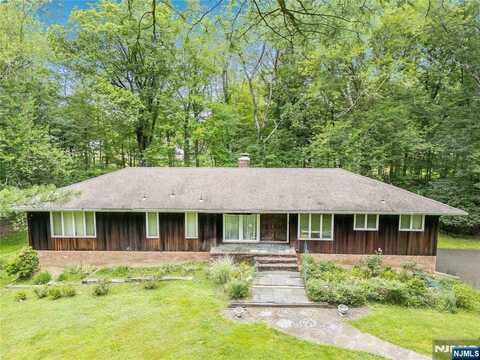 25 Stevenson Lane, Upper Saddle River, NJ 07458