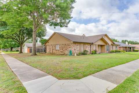 818 Blessing Creek Drive, Euless, TX 76039
