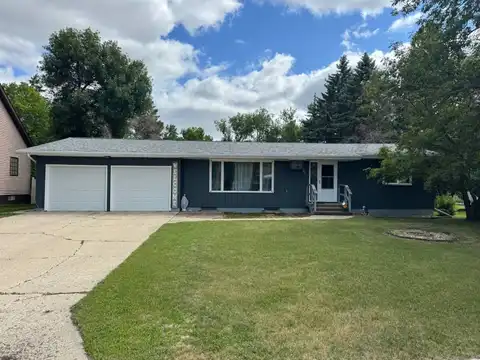 415 10th St W, Bottineau, ND 58318