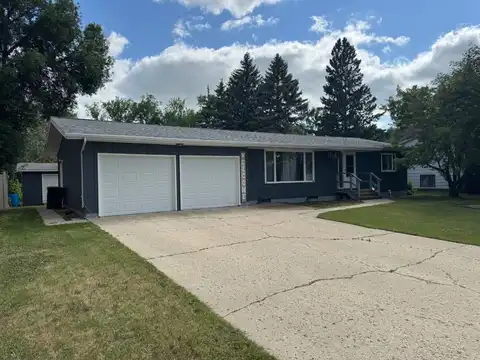 415 10th St W, Bottineau, ND 58318