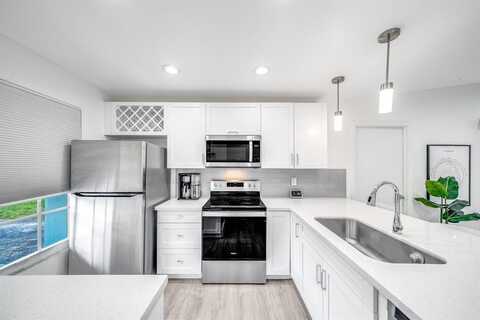 420 Lakewood Cir, Pompano Beach, FL 33063