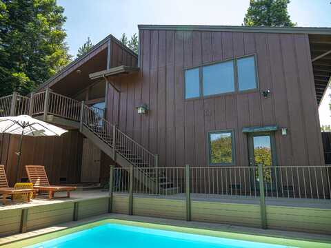 592 Royal Oaks Drive, Redding, CA 96001