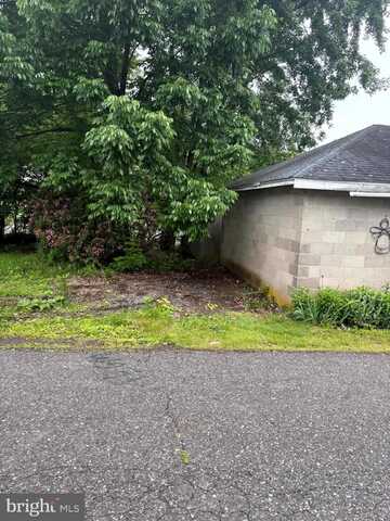 100 WALNUT STREET, GREEN LANE, PA 18054