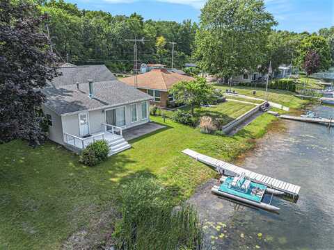 210 Oak Grove Drive, Brooklyn, MI 49230