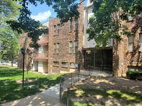 2275 Country Club Drive, Woodridge, IL 60517